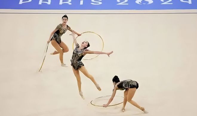 中国艺术体操队俄罗斯助教丝滑示范背后，为什么她的一个动作，能让全网沉默三秒？