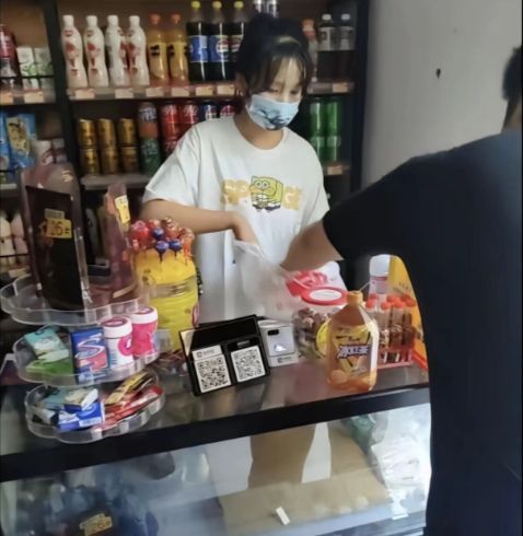 杭州老板娘被举报超市已关门,一场风波背后的普通人生活 杭州老板娘被举报超市已关门,一场风波背后的普通人生活