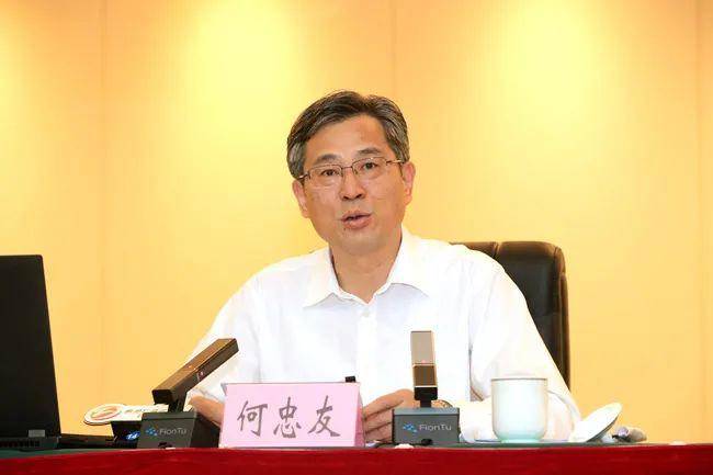 何忠友已任新疆生产建设兵团政委，这消息背后，藏着啥信号？