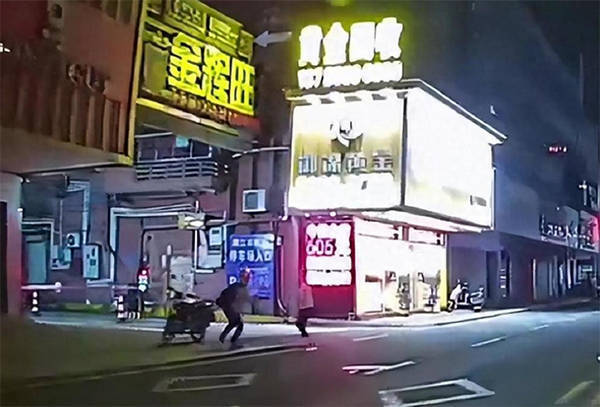 山东蒙面男子持钝器抢劫金店被抓获，一场荒唐的黄金梦是如何破灭的？